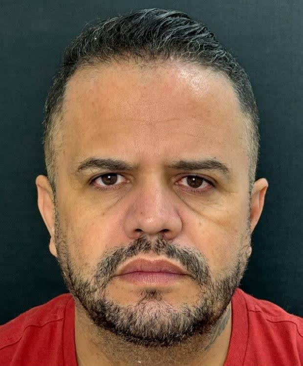 Rosto masculino antes do lift facial